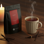 Pouch Chá Puerh Bourbon Vanilla Moncloa ao lado de caneca com chá quente e fava de baunilha