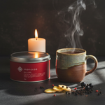 Lata Chá Puerh On Fire Moncloa ao lado de caneca com chá quente, gengibre e pimenta